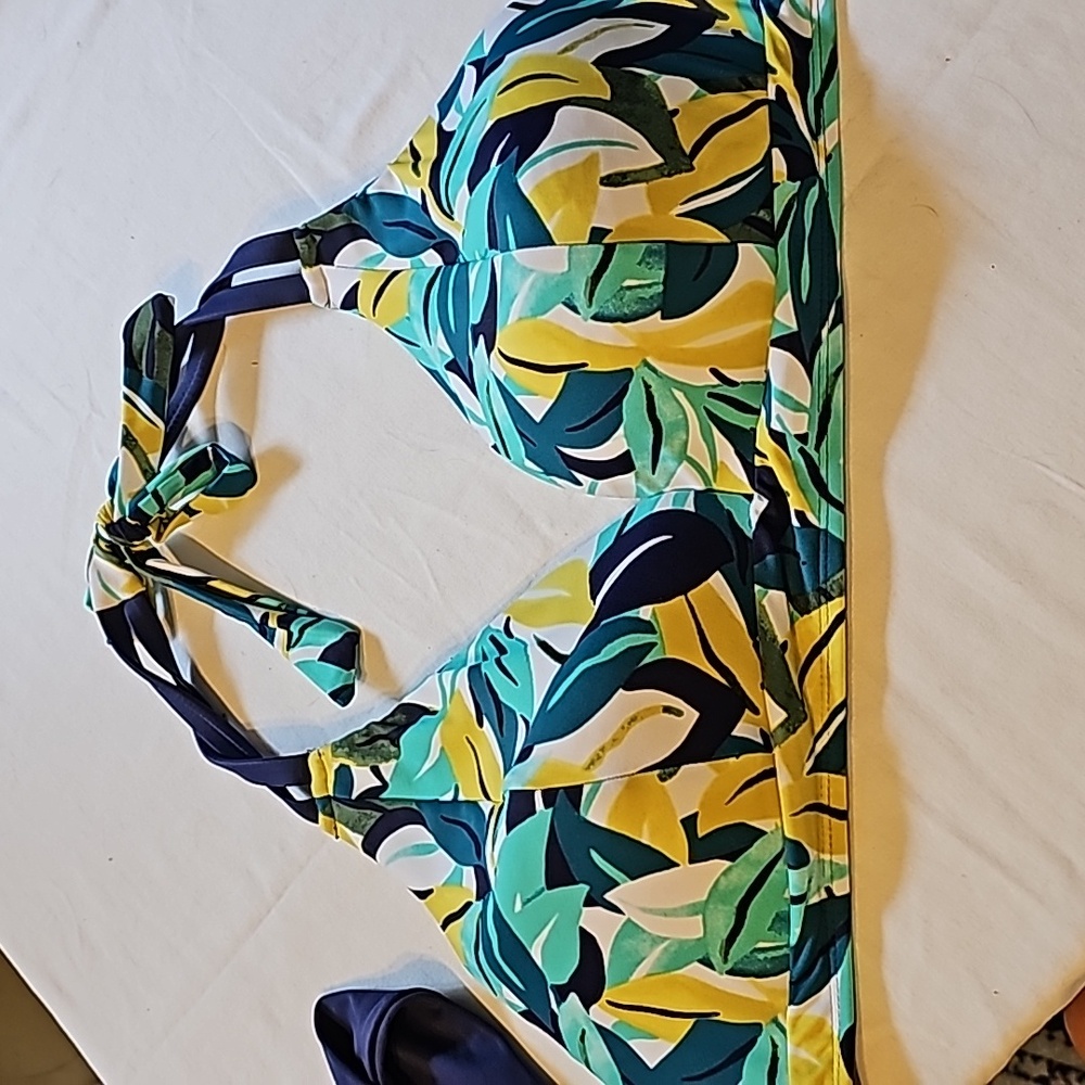 NWOT New Direction Bikini Swim Halter Top Only. Size Large. Padded.